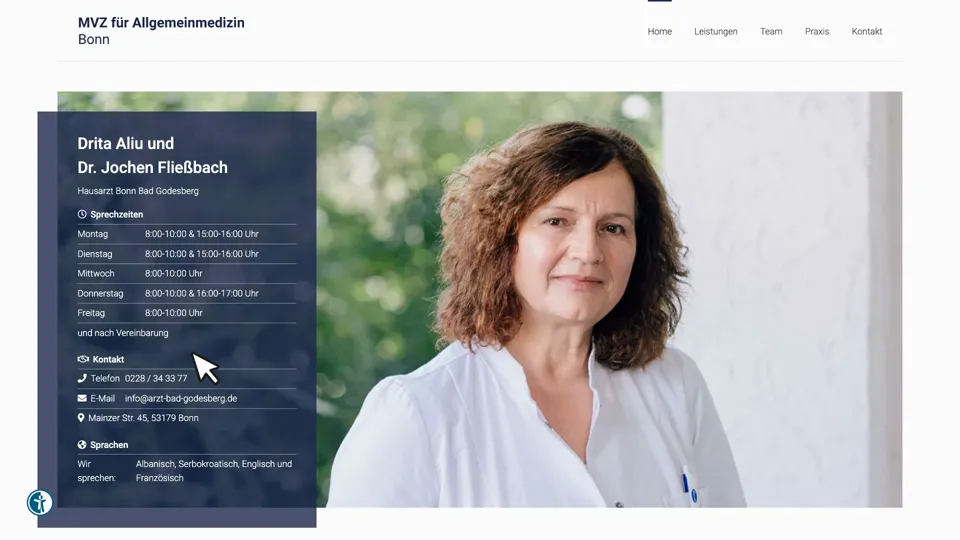 Das Bild zeigt die Webseite www.arzt-bad-godesberg.de mit einem aktiven danova Assistant, der geöffnet und wieder geschlossen wird.