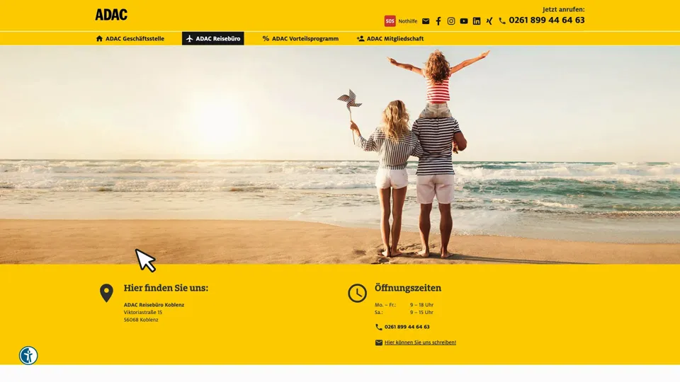 Das Bild zeigt die Webseite www.adac-rheinland-pfalz.de mit einem aktiven danova Assistant, der geöffnet und wieder geschlossen wird.