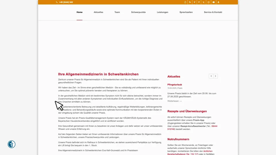 Das Bild zeigt die Webseite www.arzt-schweitenkirchen.de mit einem aktiven danova Assistant, der geöffnet und wieder geschlossen wird.