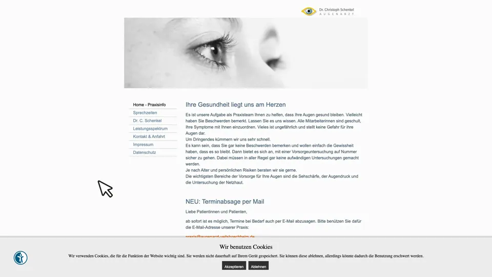 Das Bild zeigt die Webseite www.augenarzt-veitshoechheim.de mit einem aktiven danova Assistant, der geöffnet und wieder geschlossen wird.
