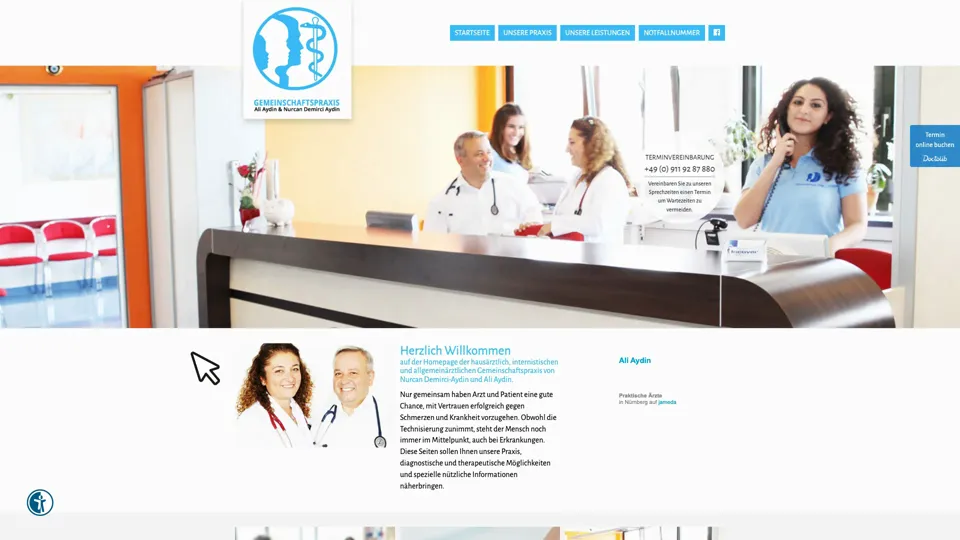 Das Bild zeigt die Webseite www.doktor-aydin.de mit einem aktiven danova Assistant, der geöffnet und wieder geschlossen wird.