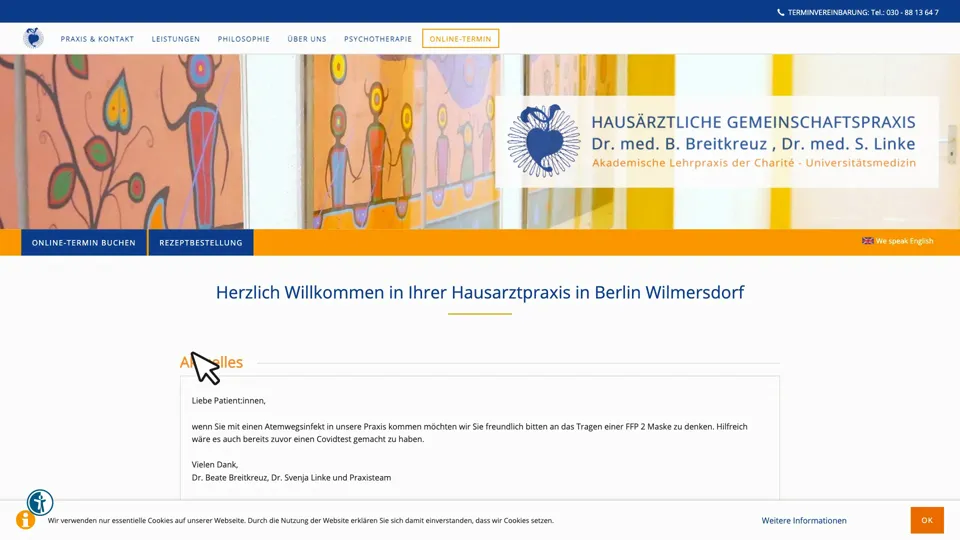 Das Bild zeigt die Webseite http://www.hausaerztin-berlin.de mit einem aktiven danova Assistant, der geöffnet und wieder geschlossen wird.