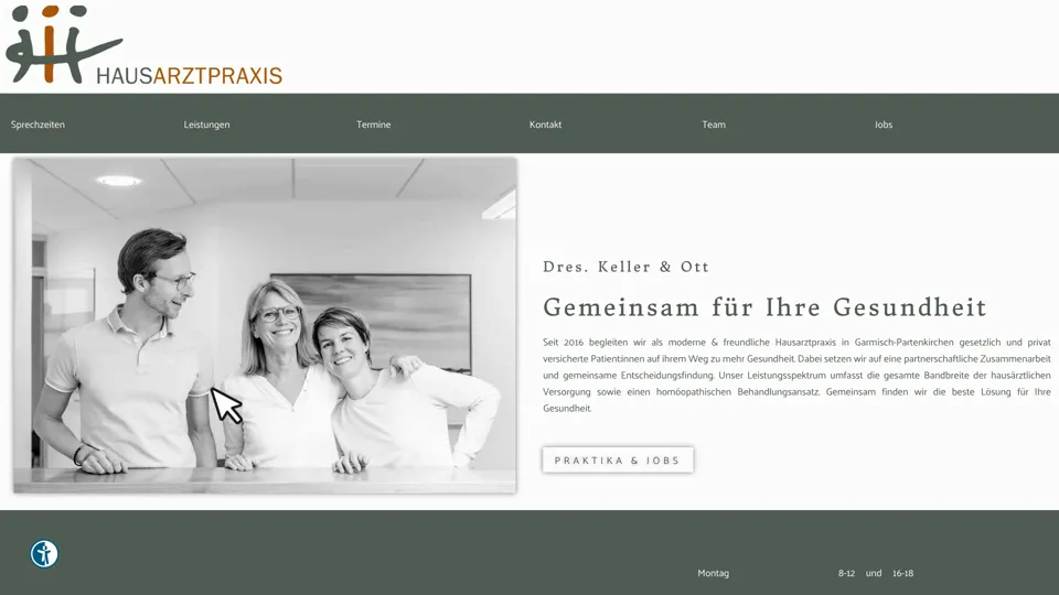 Das Bild zeigt die Webseite www.hausarzt-garmisch.de mit einem aktiven danova Assistant, der geöffnet und wieder geschlossen wird.