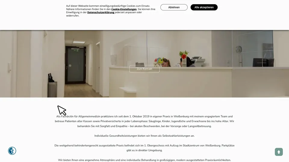 Das Bild zeigt die Webseite www.hausarztpraxis-poeschmann.de mit einem aktiven danova Assistant, der geöffnet und wieder geschlossen wird.