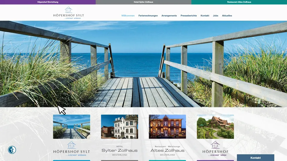 Das Bild zeigt die Webseite www.hoepershof-sylt.de mit einem aktiven danova Assistant, der geöffnet und wieder geschlossen wird.