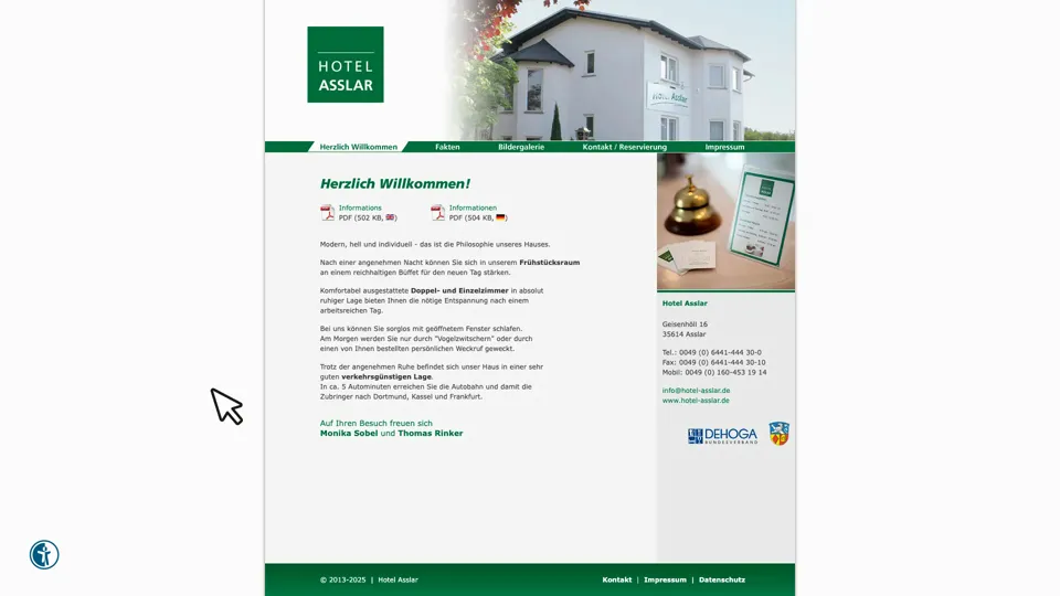 Das Bild zeigt die Webseite http://www.hotel-asslar.de mit einem aktiven danova Assistant, der geöffnet und wieder geschlossen wird.
