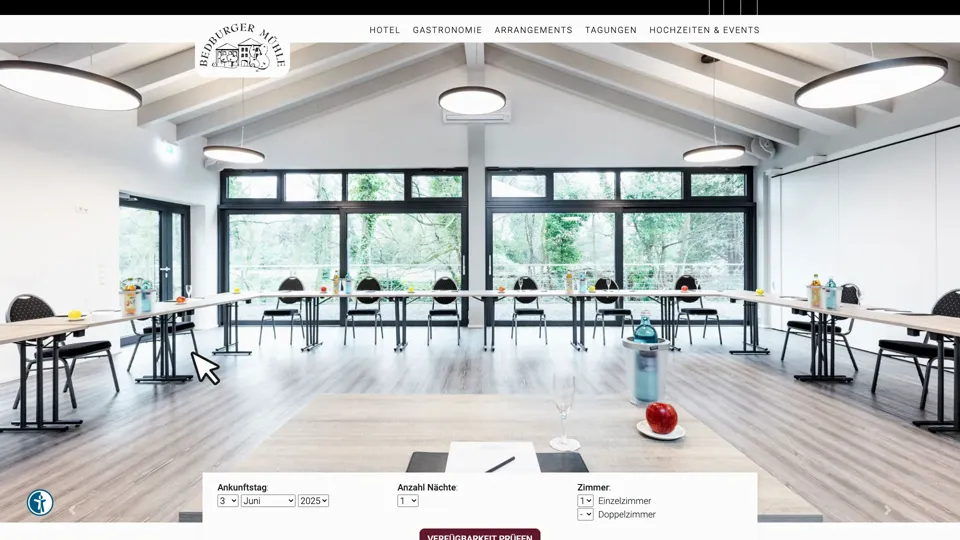 Das Bild zeigt die Webseite http://www.hotel-bedburger-muehle.de mit einem aktiven danova Assistant, der geöffnet und wieder geschlossen wird.