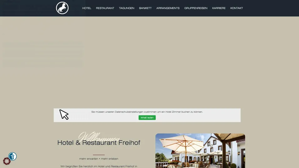 Das Bild zeigt die Webseite www.hotel-freihof.de mit einem aktiven danova Assistant, der geöffnet und wieder geschlossen wird.