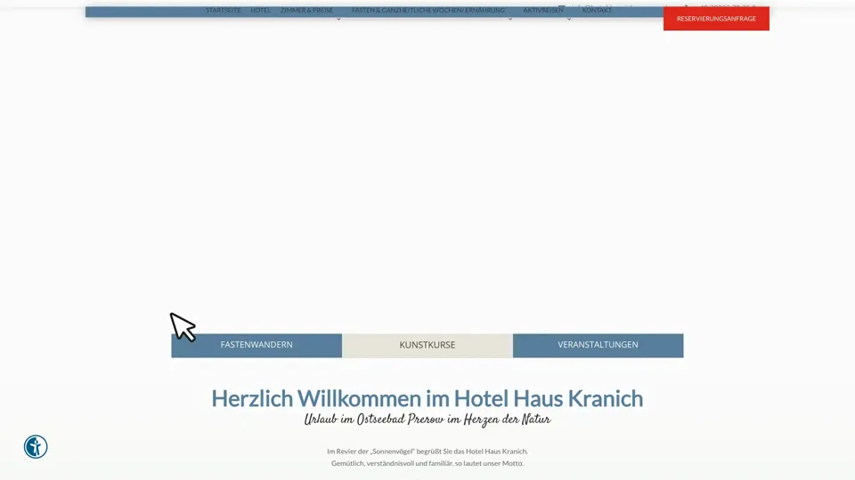 Das Bild zeigt die Webseite http://www.hotel-kranich-prerow.de mit einem aktiven danova Assistant, der geöffnet und wieder geschlossen wird.