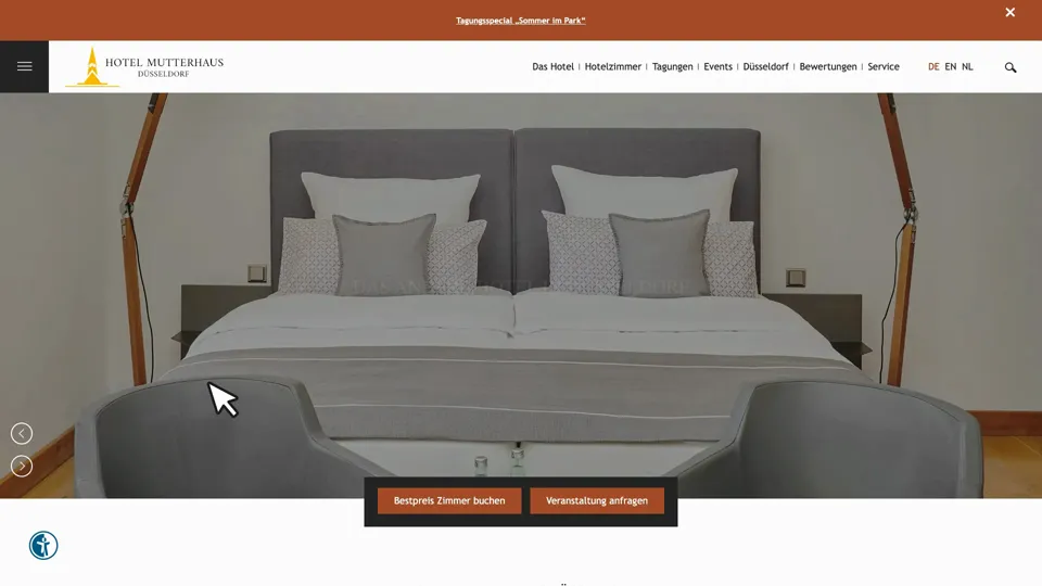 Das Bild zeigt die Webseite www.hotel-mutterhaus.de mit einem aktiven danova Assistant, der geöffnet und wieder geschlossen wird.