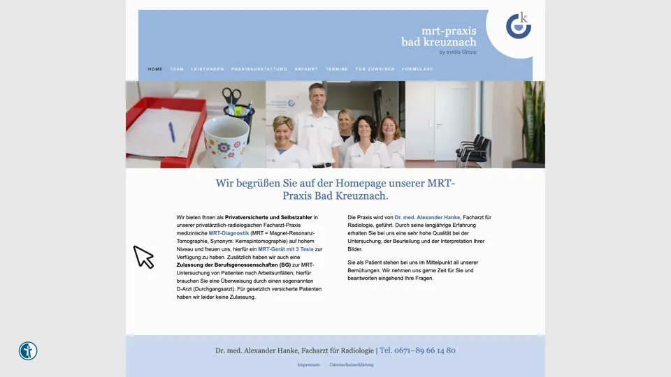 Das Bild zeigt die Webseite www.mrt-kh.de mit einem aktiven danova Assistant, der geöffnet und wieder geschlossen wird.