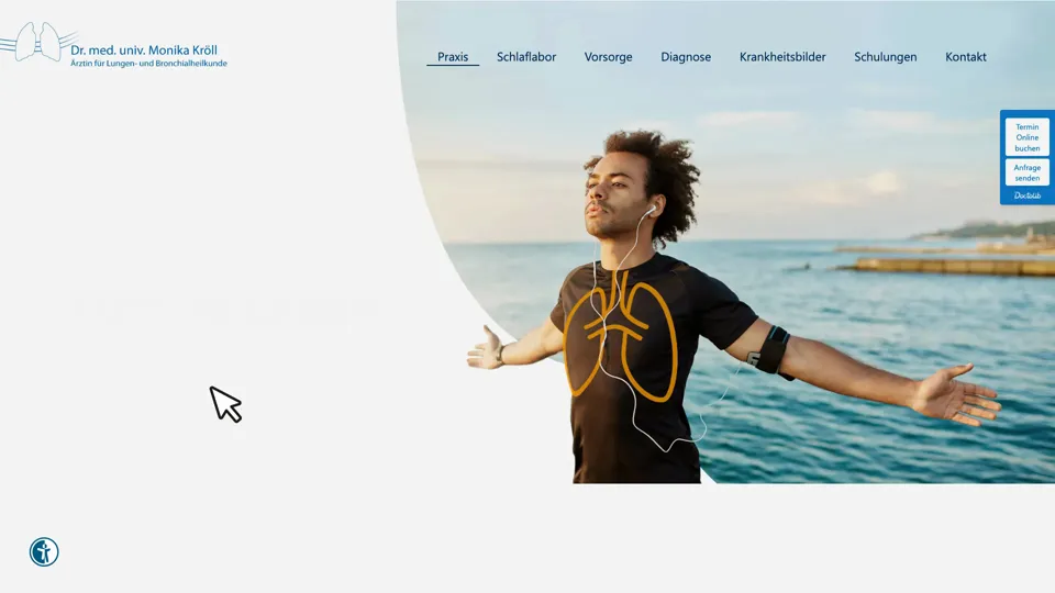 Das Bild zeigt die Webseite www.praxis-kroell.de mit einem aktiven danova Assistant, der geöffnet und wieder geschlossen wird.