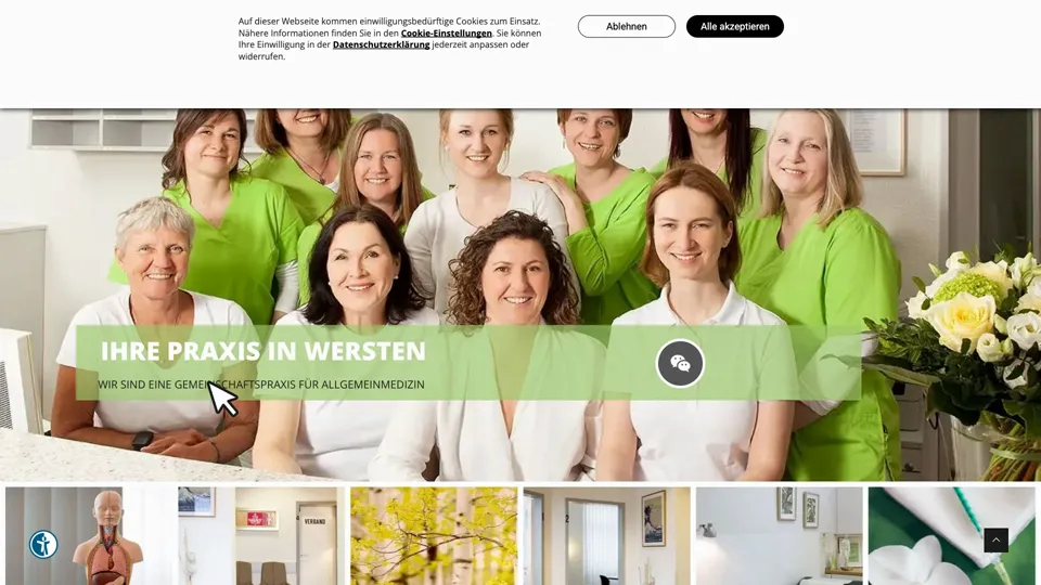 Das Bild zeigt die Webseite www.praxissteins.de mit einem aktiven danova Assistant, der geöffnet und wieder geschlossen wird.