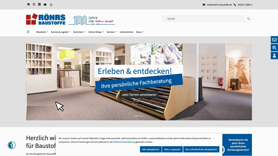 Das Bild zeigt die Webseite www.roehrs-baustoffe.de mit einem aktiven danova Assistant, der geöffnet und wieder geschlossen wird.