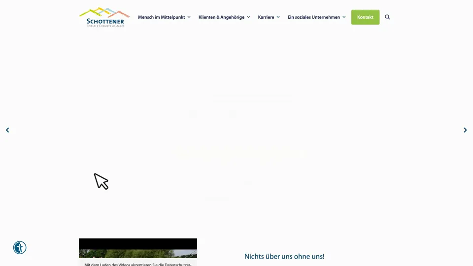 Das Bild zeigt die Webseite www.schotten-sozial.de mit einem aktiven danova Assistant, der geöffnet und wieder geschlossen wird.