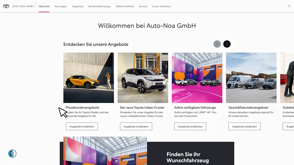 Das Bild zeigt die Webseite https://autohaus.toyota.de/auto-noa-gmbh/ mit einem aktiven danova Assistant, der geöffnet und wieder geschlossen wird.