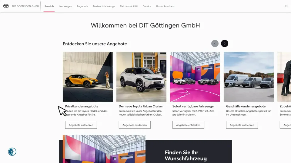 Das Bild zeigt die Webseite https://autohaus.toyota.de/dit-goettingen mit einem aktiven danova Assistant, der geöffnet und wieder geschlossen wird.