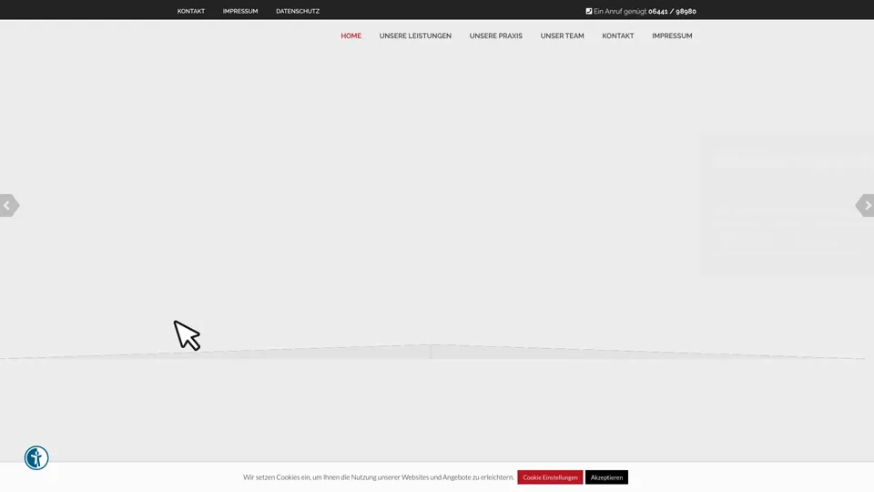 Das Bild zeigt die Webseite https://praxis-asslar.de mit einem aktiven danova Assistant, der geöffnet und wieder geschlossen wird.