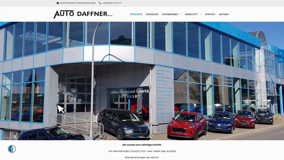 Das Bild zeigt die Webseite https://www.auto-daffner.de/ mit einem aktiven danova Assistant, der geöffnet und wieder geschlossen wird.