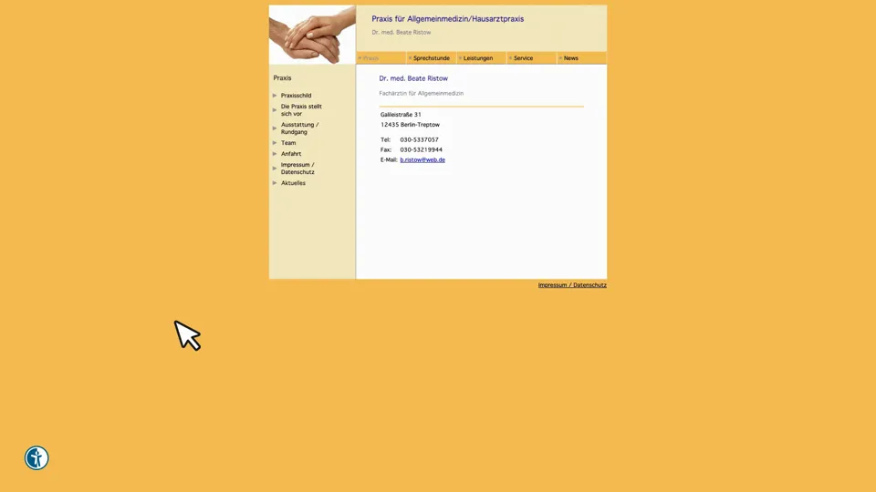 Das Bild zeigt die Webseite www.hausarzt-dr-ristow.de mit einem aktiven danova Assistant, der geöffnet und wieder geschlossen wird.