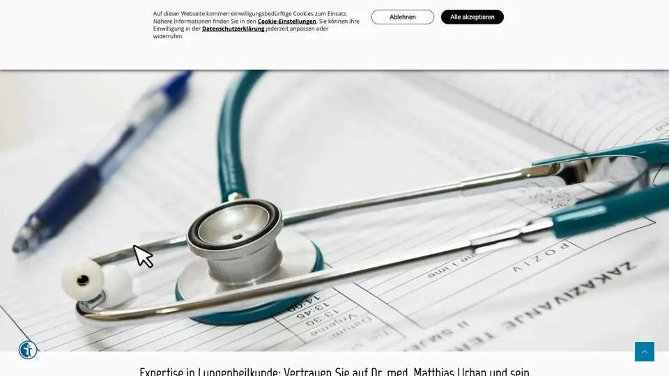 Das Bild zeigt die Webseite https://www.lungenarztpraxis-dr-urban.de mit einem aktiven danova Assistant, der geöffnet und wieder geschlossen wird.