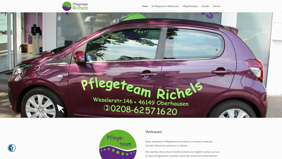 Das Bild zeigt die Webseite www.pflegeteam-richels.de mit einem aktiven danova Assistant, der geöffnet und wieder geschlossen wird.