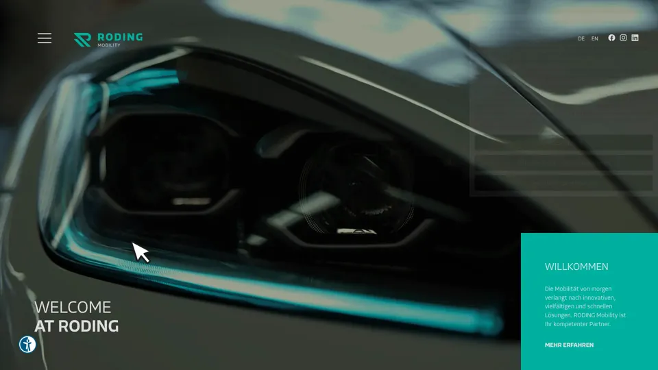 Das Bild zeigt die Webseite www.roding-automobile.de mit einem aktiven danova Assistant, der geöffnet und wieder geschlossen wird.