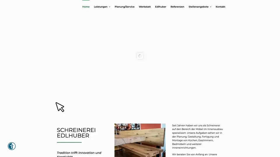 Das Bild zeigt die Webseite www.schreinereiedlhuber.de mit einem aktiven danova Assistant, der geöffnet und wieder geschlossen wird.