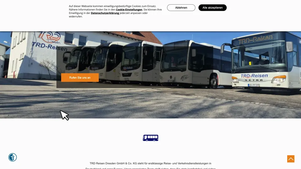 Das Bild zeigt die Webseite https://www.trd-reisen-dresden.de/ mit einem aktiven danova Assistant, der geöffnet und wieder geschlossen wird.