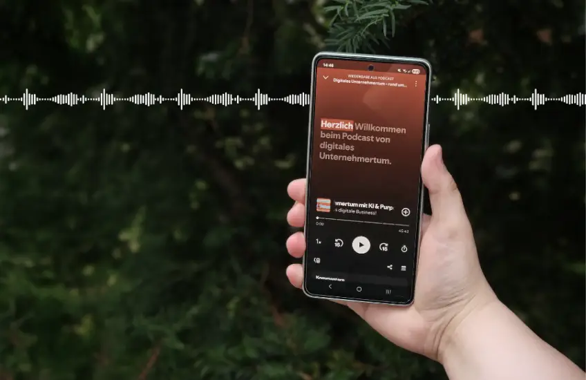 Smartphone mit geöffneter Podcastfolge ‚Zwischen Tech und Sinn: Unternehmertum mit KI & Purpose