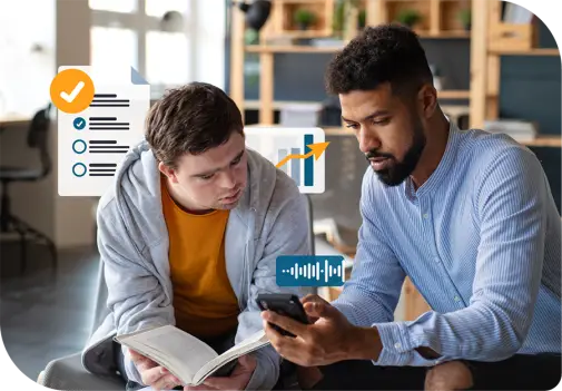Zwei Personen auf Sofa: eine liest ein Buch, die andere hält ein Smartphone; im Hintergrund Grafiken mit Häkchen, Liste und Diagramm.