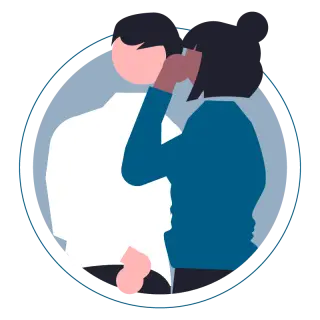 Zwei Personen, eine flüstert der anderen etwas ins Ohr